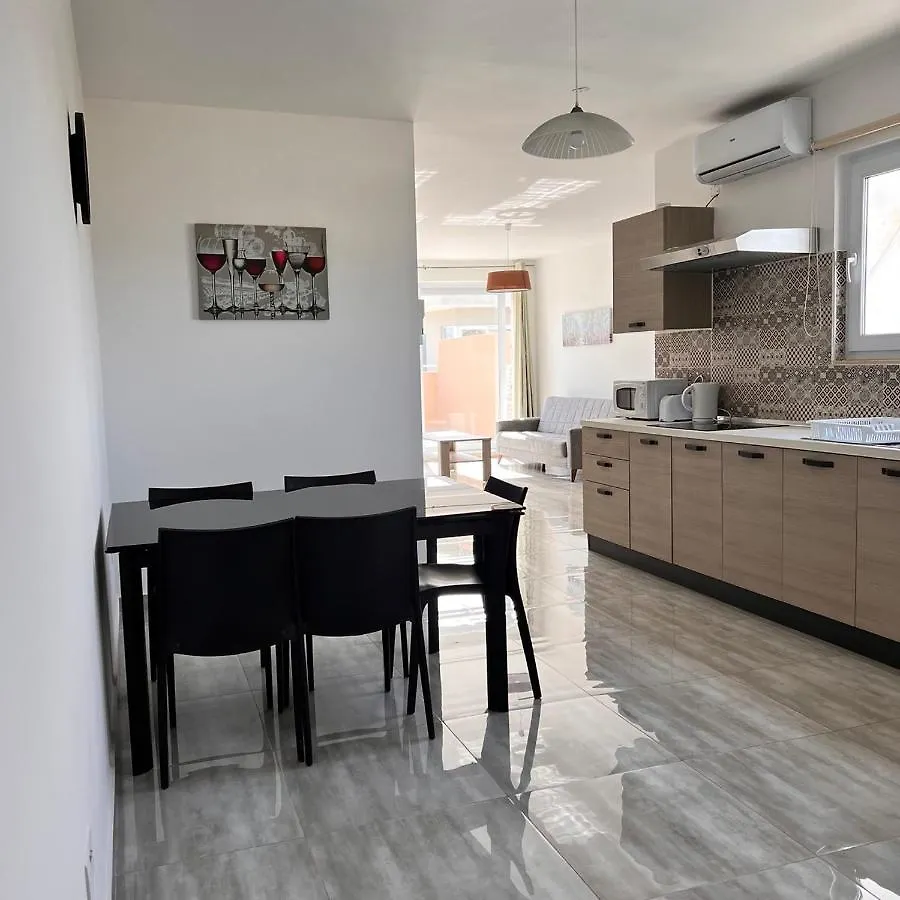 F6 Room 1, Private Room One Small Double Bed Shared Bathroom In Shared Flat Msida
