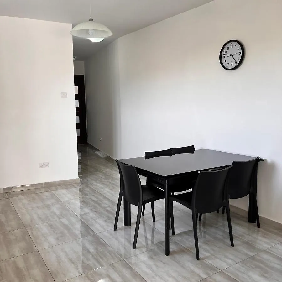 F6 Room 1, Private Room One Small Double Bed Shared Bathroom In Shared Flat Msida Rum i privatbostad